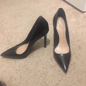 Black pumps